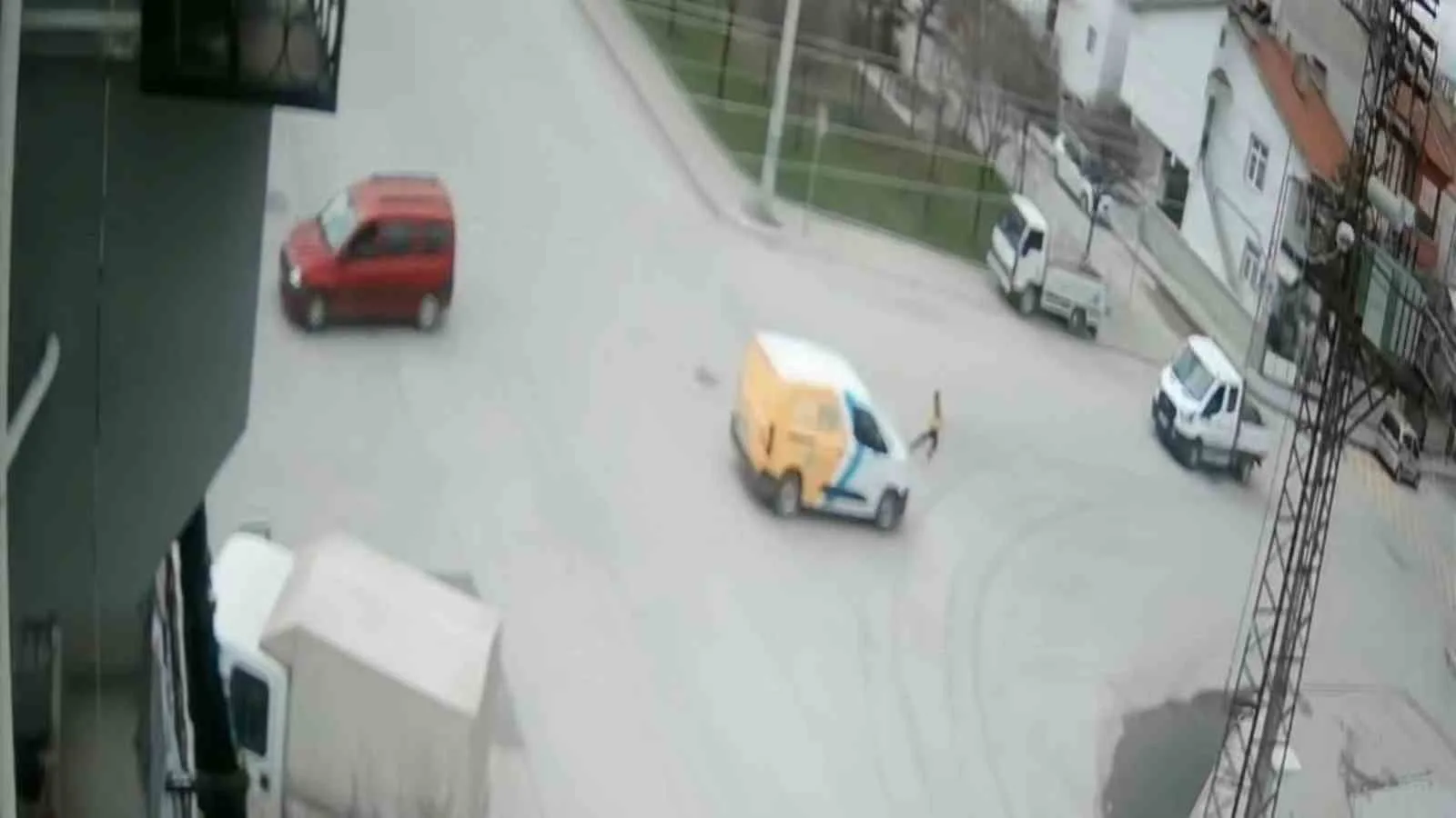 Karaman’da Korkutan Kaza Kamerada: Araç Çarptı, Küçük Çocuk Ayağa Kalkıp Koştu