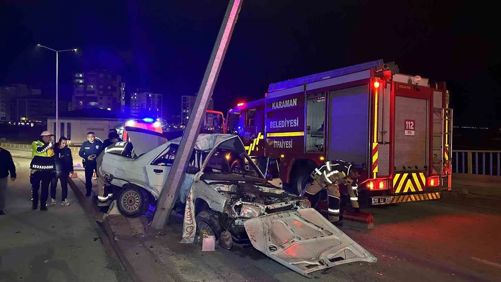 Karaman’da otomobil direğe çarptı: 1’i ağır 2 yaralı