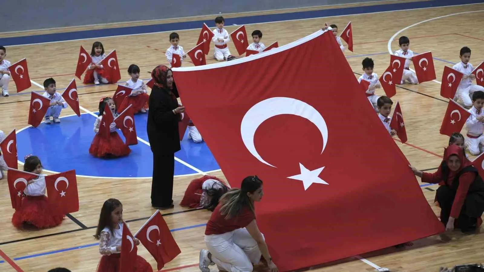 Karaman’da 23 Nisan Coşkusu: Miniklerin Gösterileri Büyük Alkış Aldı