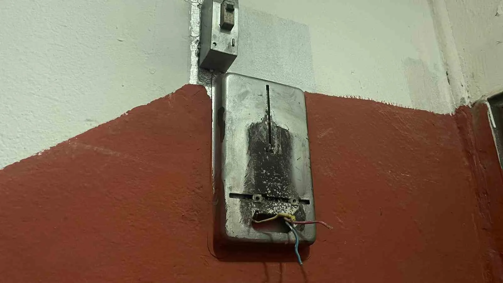 Karaman’da Apartmanda İlginç Hırsızlık: Elektrik Sayacını Söktüler