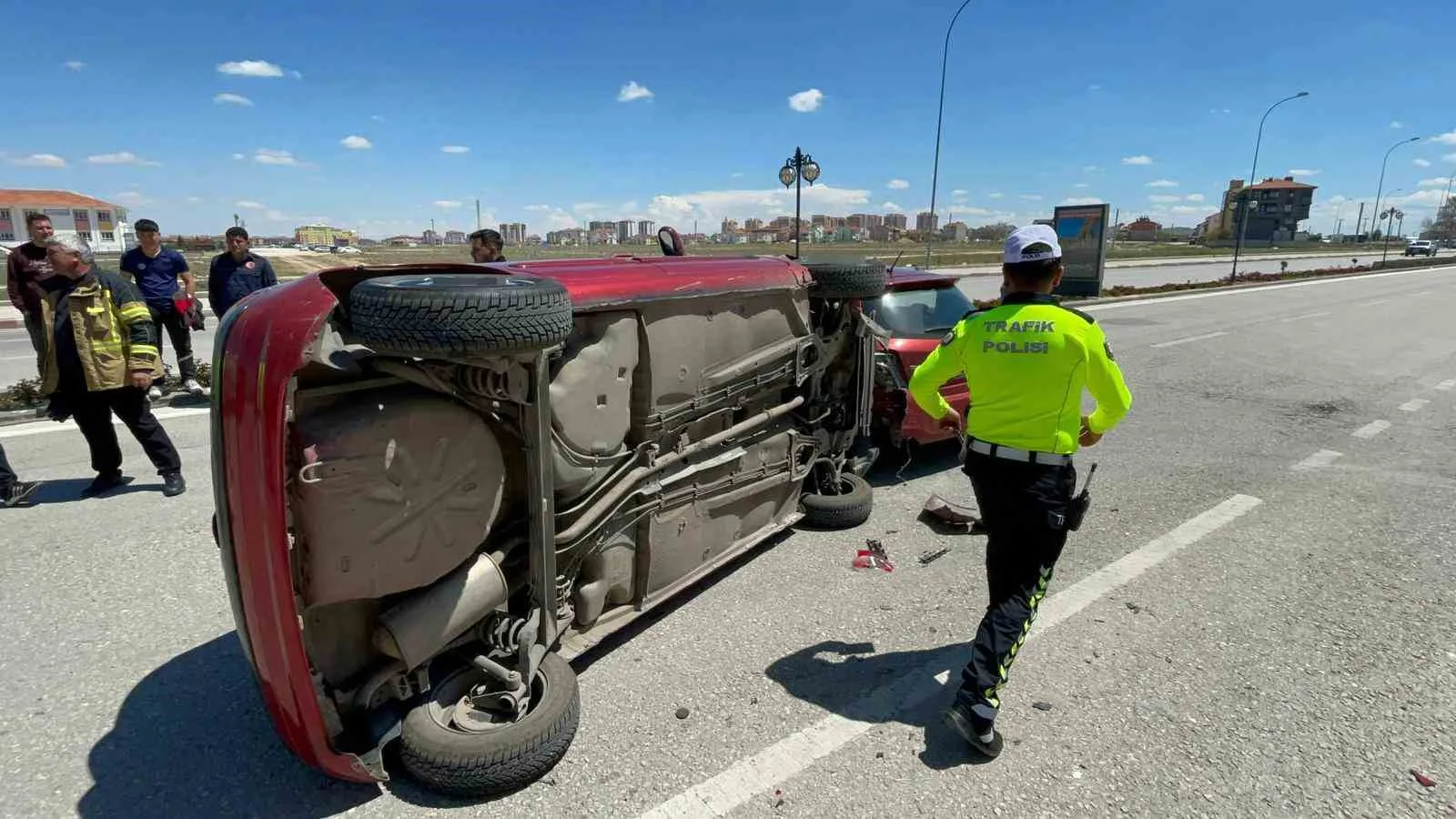 Karaman’da Park Halindeki Araca Çarpan Otomobil Devrildi: 1 Yaralı