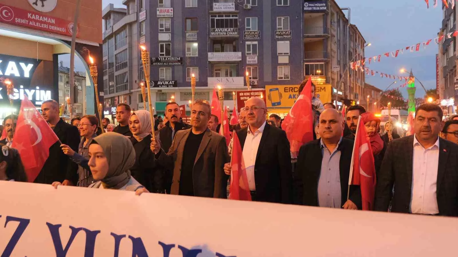 Karaman’da Geceyi Aydınlatan Yürüyüş: 749. Yıl Dönümüne Özel Fener Alayı