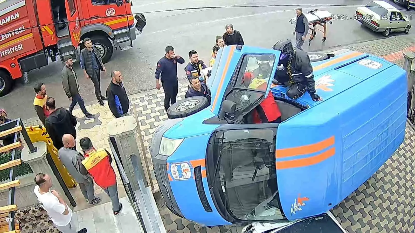 Karaman’da Feci Kaza: Kargo Minibüsü Evin Bahçesindeki Aracın Üstüne Devrildi