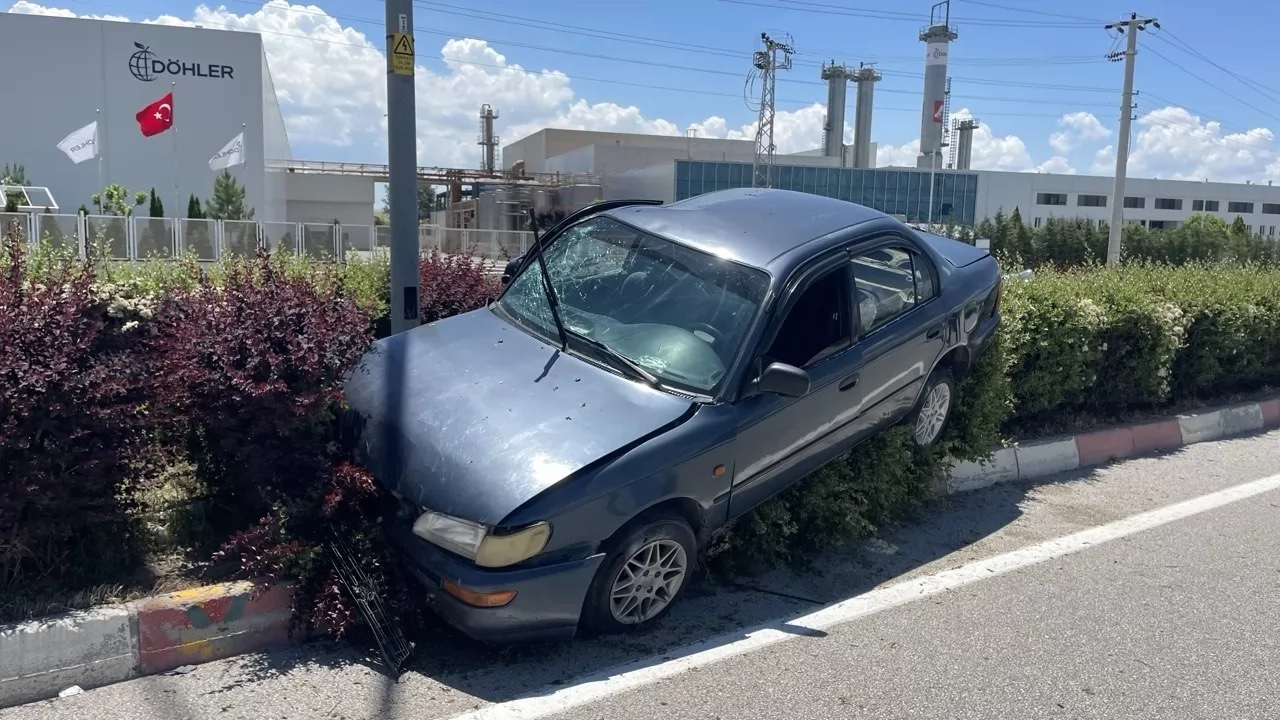 Cipe Çarpan Otomobil Refüje Çıktı, Aynı Aileden 3 Kişi Yaralandı