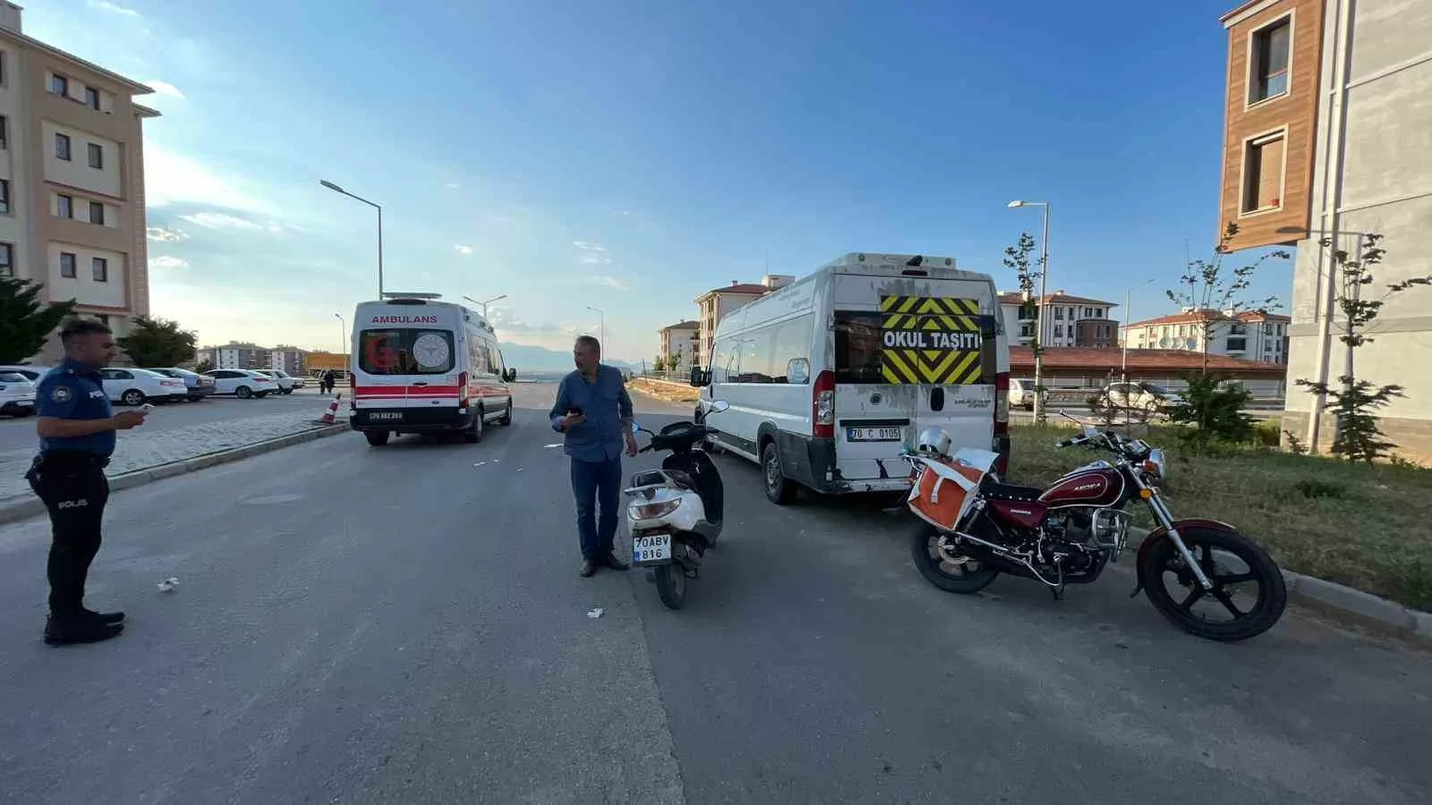 Karaman’da Motosiklet Kazası: Park Halindeki Minibüse Çarpan Sürücü Hastaneye Kaldırıldı