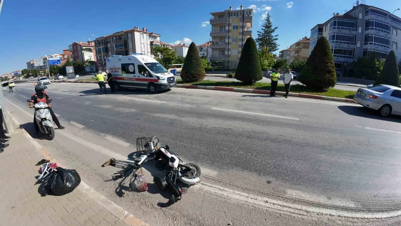 Otomobille Çarpışan Elektrikli Bisikletin Kadın Sürücüsü Hastaneye Kaldırıldı