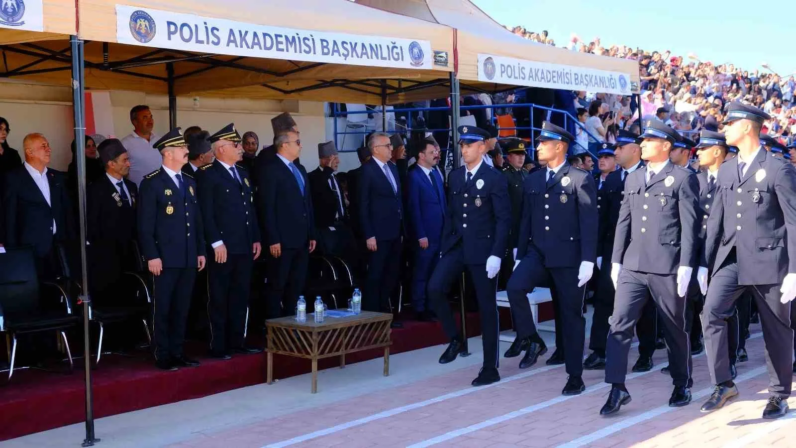 Karaman POMEM’de Çifte Mutluluk: 409 Yeni Polis Mezun Oldu, Tören Alanında Sürpriz Evlilik Teklifi Geldi!