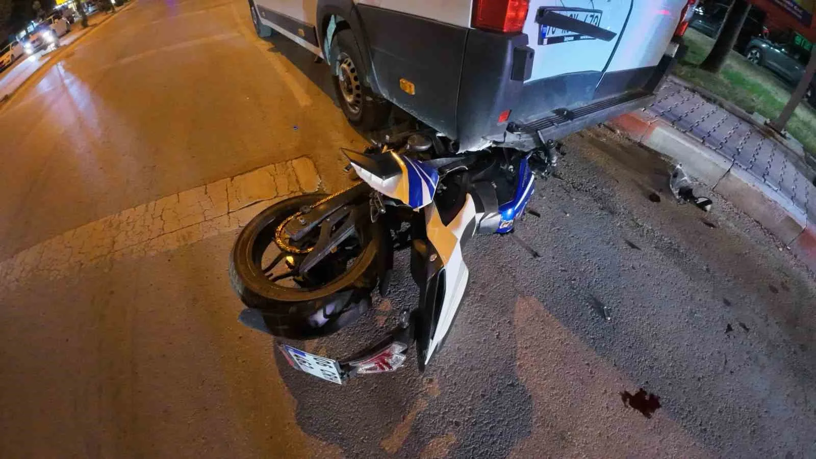 Karaman’da Korku Dolu Kaza Kamerada: Kontrolden Çıkan Motosiklet Park Halindeki Minibüsün Altına Saplandı!