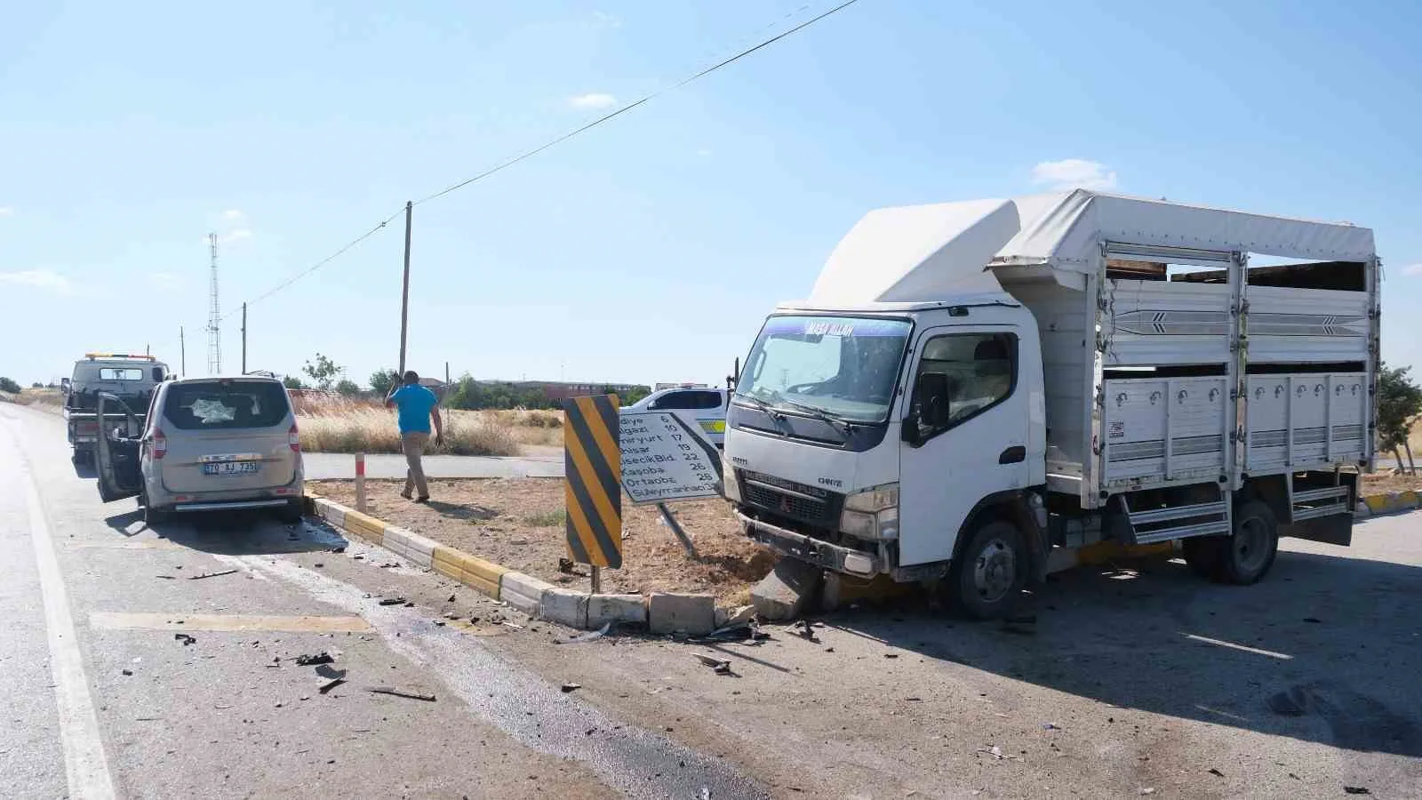 Karaman-Konya Karayolunda Kaza: Savrulan Kamyonet Levhalara Çarptı, 1 Yaralı!
