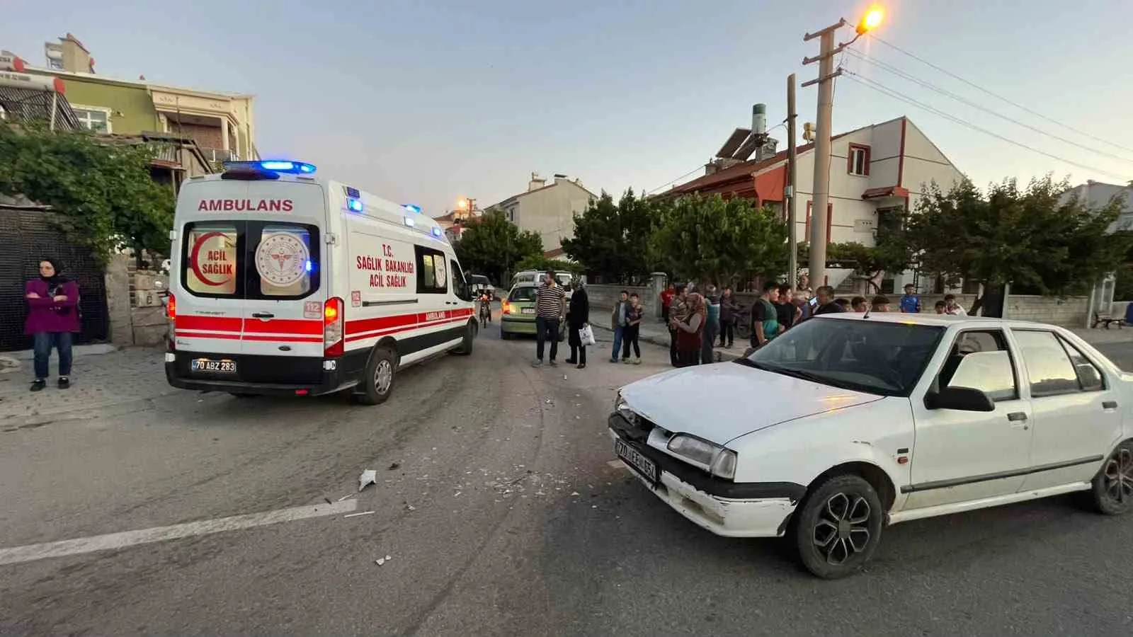 Karaman’da Kavşakta Çarpışan Otomobiller Park Halindeki Araca Vurdu: 1 Kişi Yaralandı!