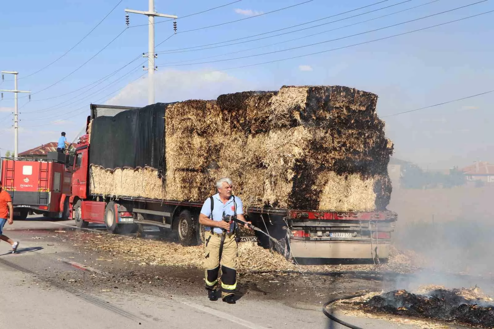 Karaman’da Korkutan Tır Yangını: Seyir Halindeki Saman Balyaları Alev Alev Yandı!