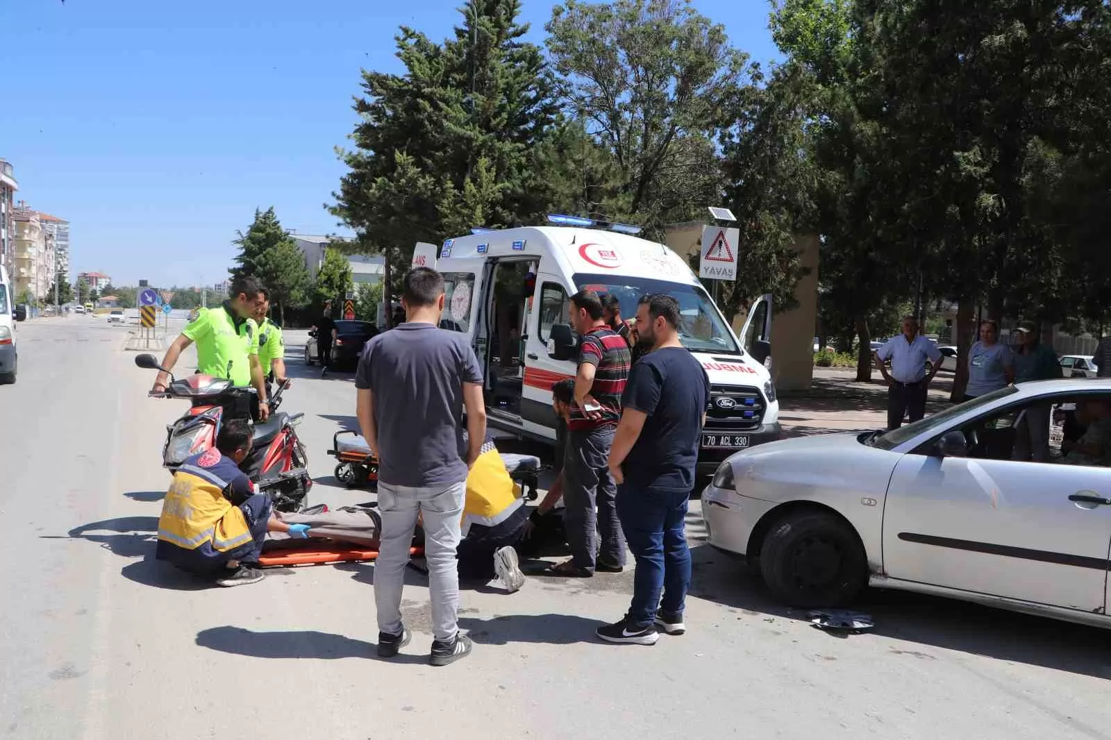 Karaman’da Trafik Kazası: Otomobille Çarpışan Elektrikli Bisiklet Sürücüsü Hastaneye Kaldırıldı!