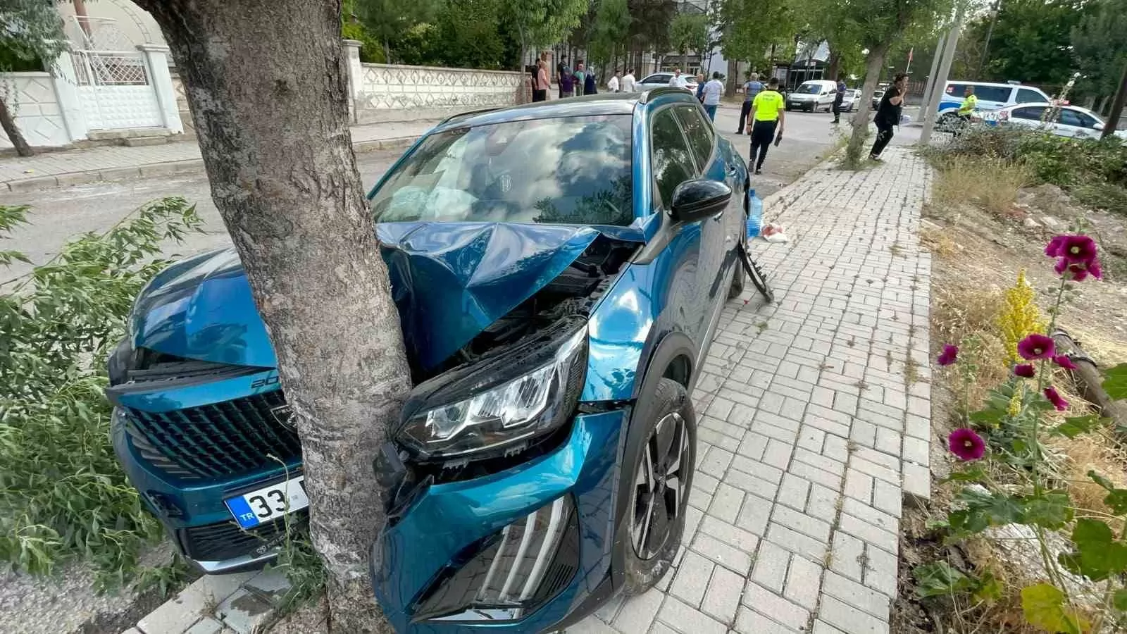 Karaman’da İki SUV Aracın Karıştığı Kaza: Savrulan Araç Ağaca Çarparak Durabildi!