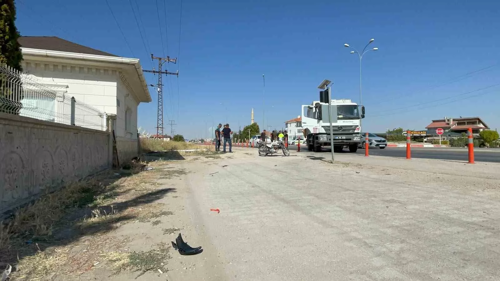 Karaman’da Çöp Kamyonuna Çarpan Motosikletli Ağır Yaralandı: Dehşet Anları Kamerada!