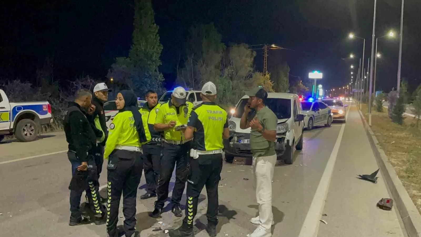  Karaman’da Gece Yarısı Zincirleme Kaza: 3 Araç Birbirine Girdi, 2 Kişi Yaralandı!