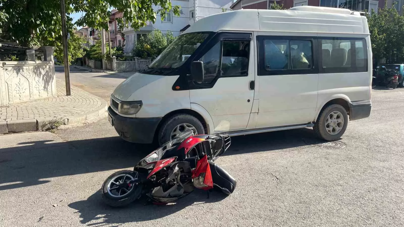 Karaman’da Minibüs ile Motosiklet Çarpıştı: 2 Kişi Yaralandı!