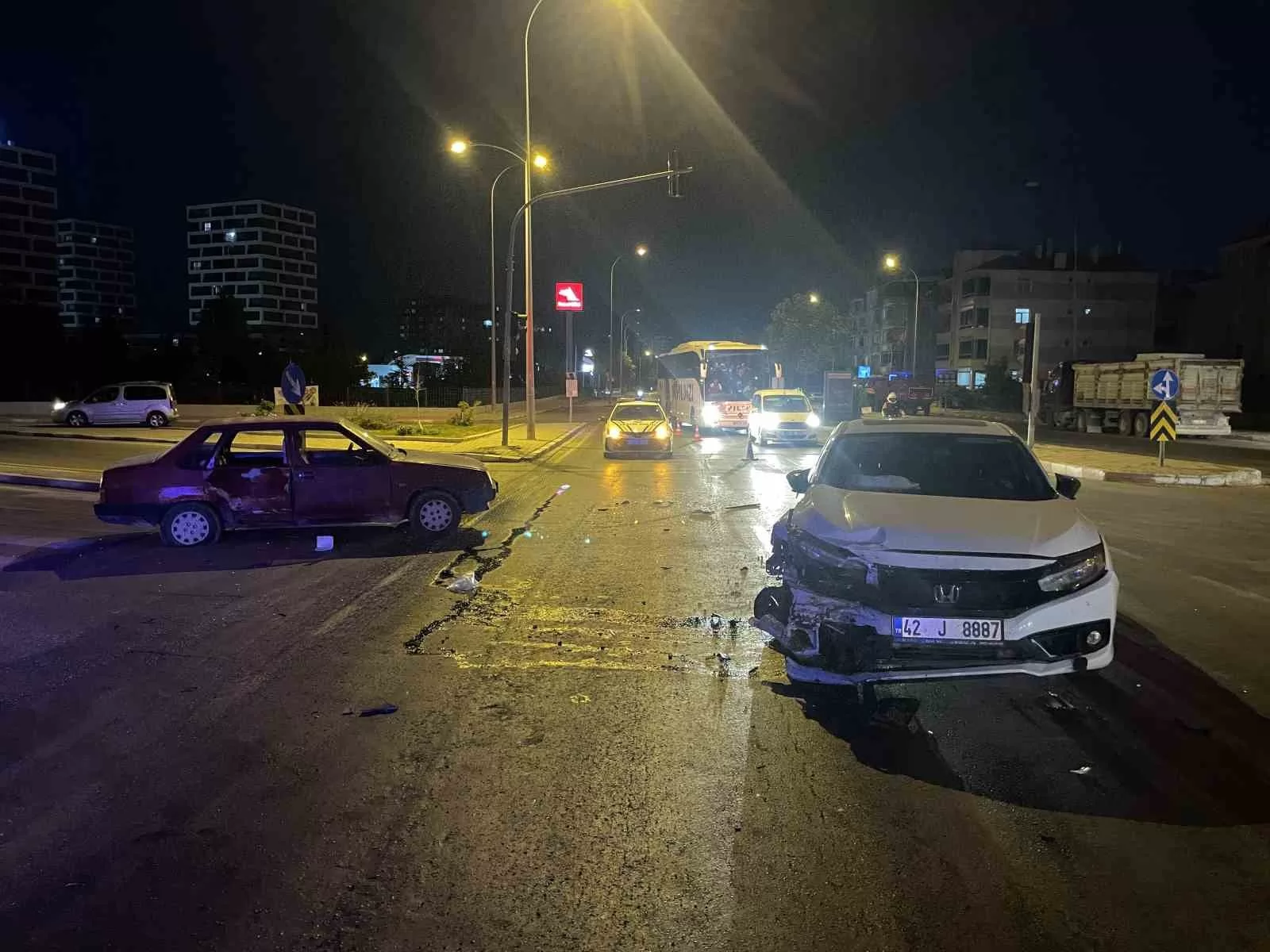Karaman’da Kavşakta İki Otomobil Çarpıştı: 2 Kişi Yaralandı!