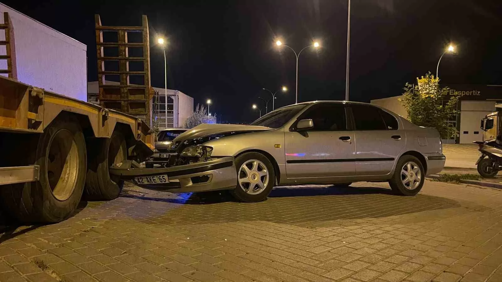 Karaman’da Gece Yarısı Kaza: Park Halindeki Tır Dorsesine Çarpan Otomobil Sürücüsü Yaralandı!