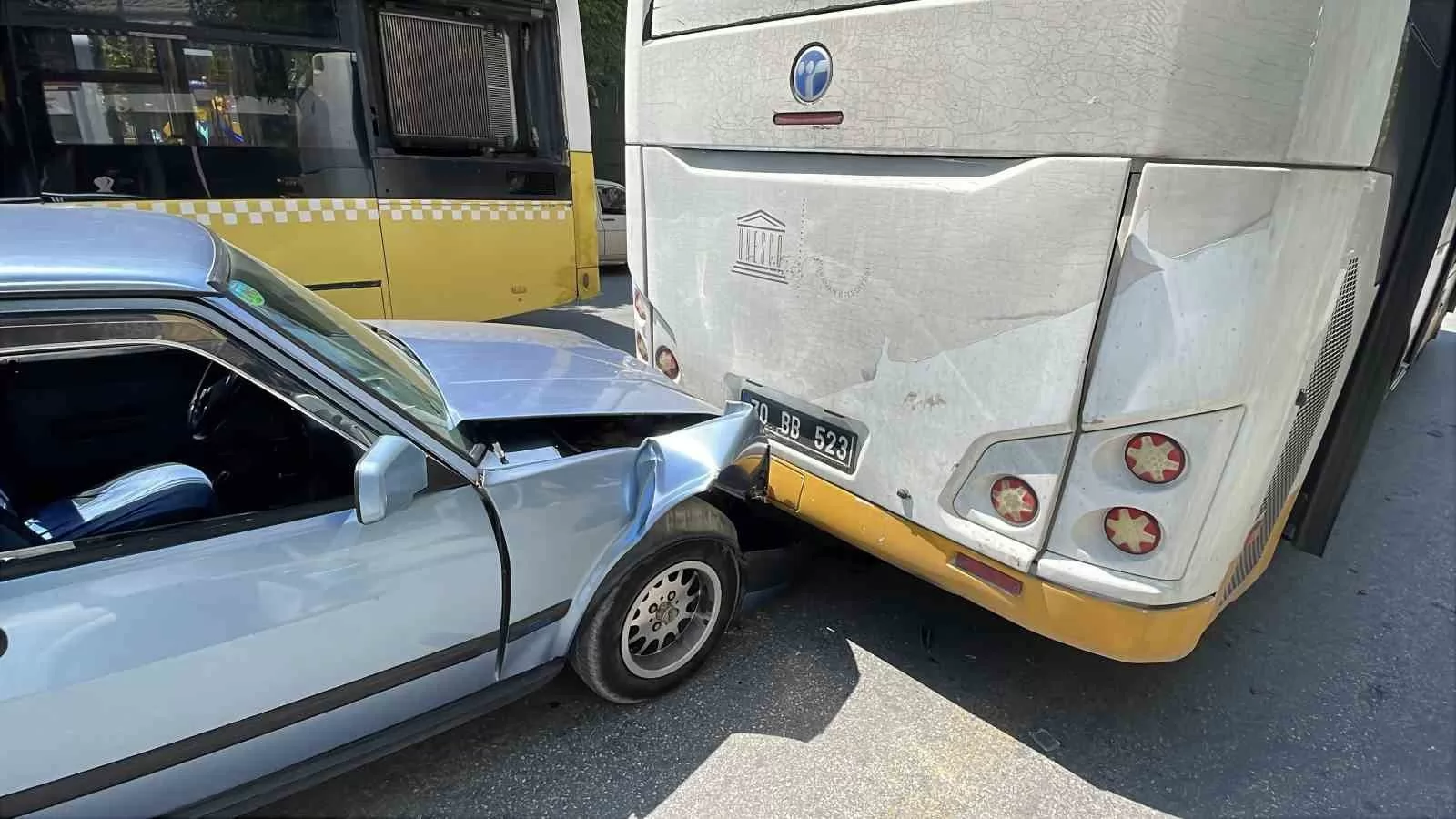 Karaman’da Otomobil Halk Otobüsüne Çarptı: Sürücü Yaralandı!