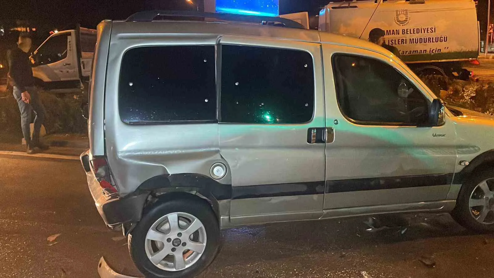 Işıkta bekleyen araçlara çarpan otomobil zincirleme kazaya neden oldu: 2 yaralı