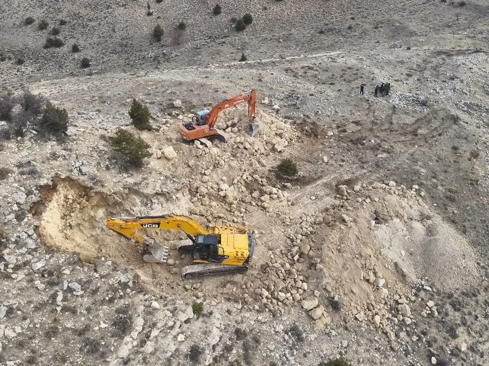 Karaman’da Kepçeyle Kaçak Kazı Yapan 14 Kişi Suçüstü Yakalandı