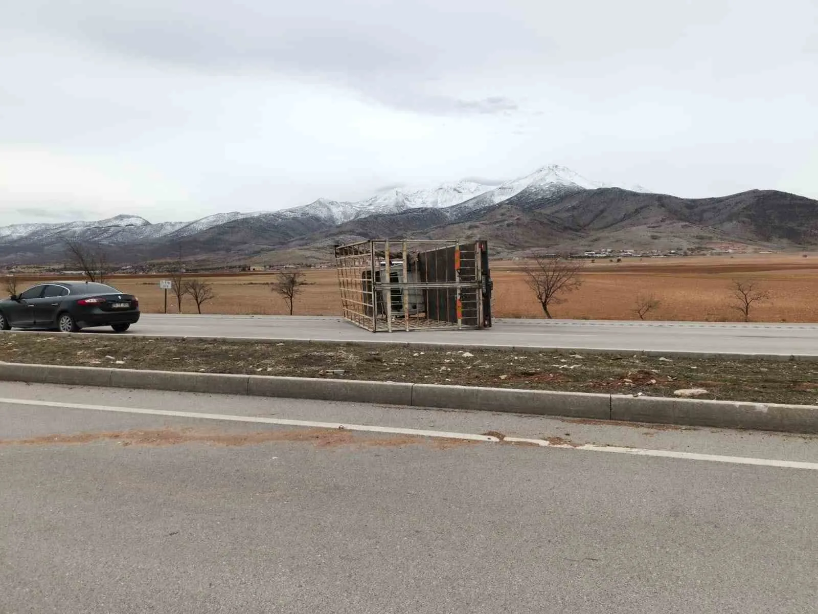 Karaman’da Fırtına Dehşeti: Devrilen Kamyonetin Römorku Karşı Şeride Fırladı