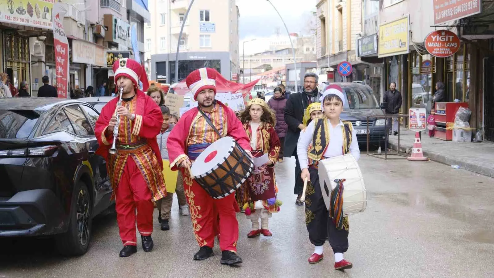 Karaman’da Öğrenciler Ramazan Ayını Davul ve Manilerle Karşıladı