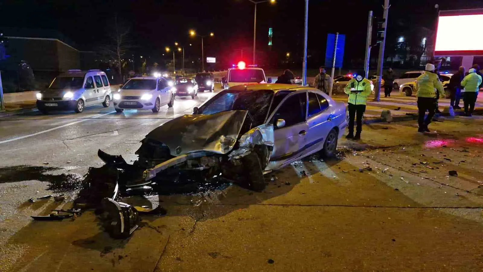 Karaman’da ‘Dur’ İhtarına Uymayan Otomobil Kavşakta Kaza Yaptı: 3 Yaralı, 2 Gözaltı