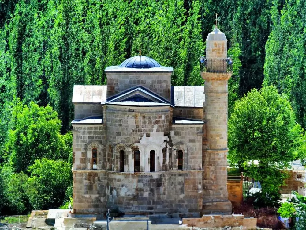 Fisandon Kilise Camii: İnancın ve Dönüşümün Sessiz Tanığı