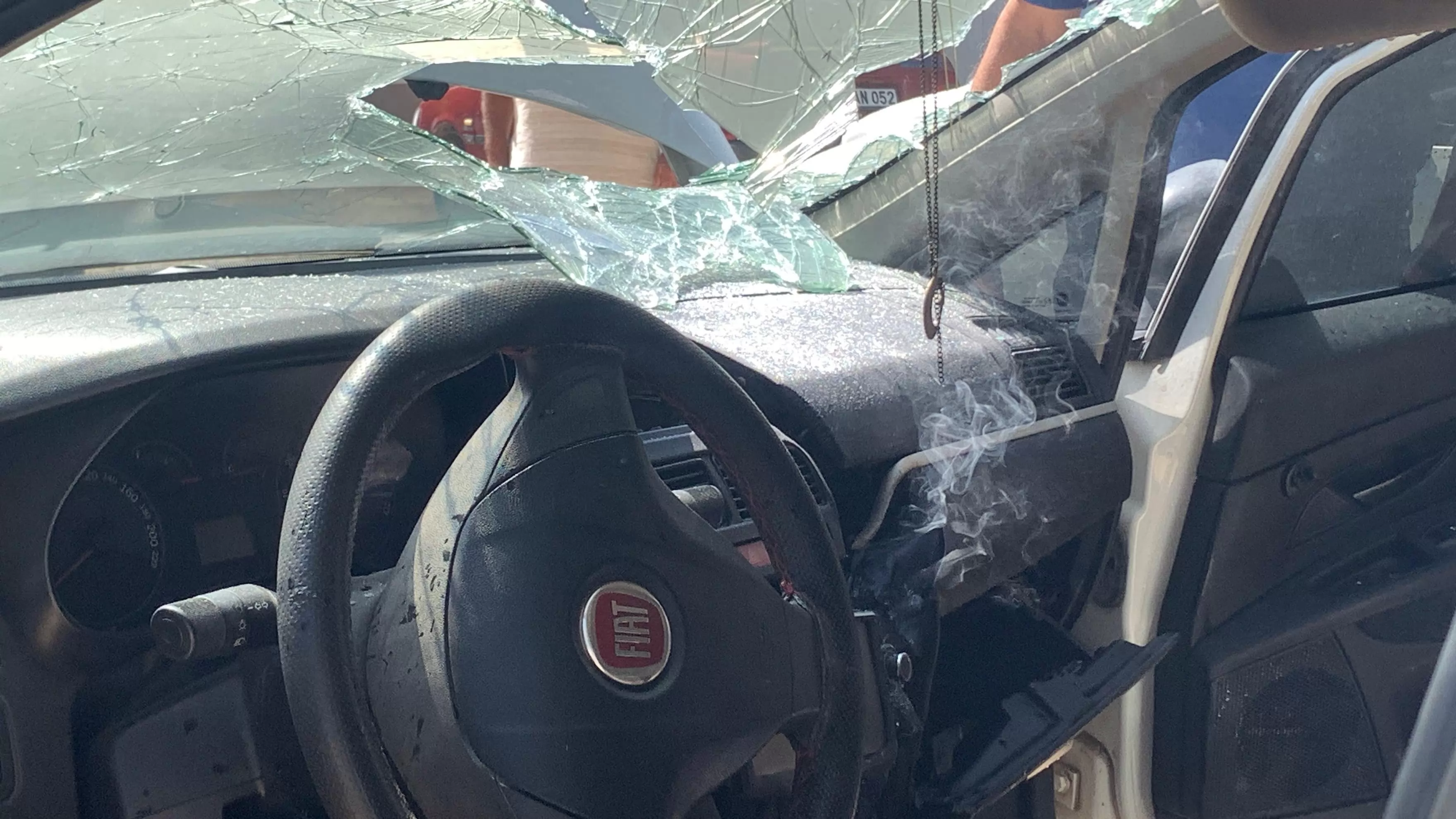 Karaman’da otomobilde patlayan telefon bataryası paniğe neden oldu