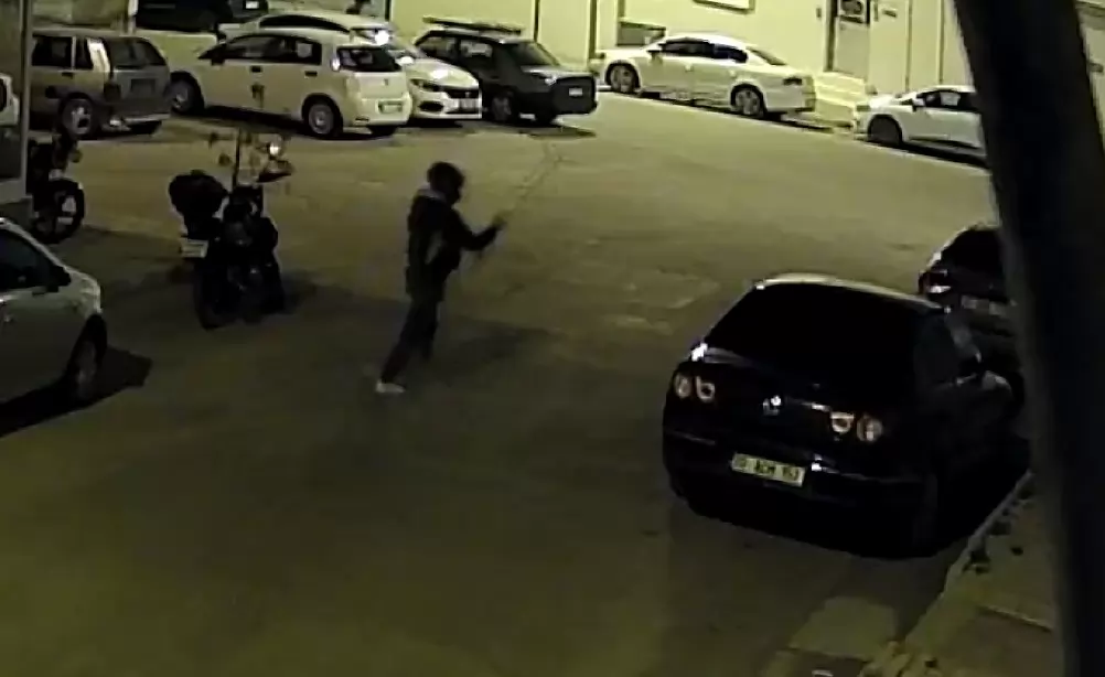 Karaman’da park halindeki otomobili kasklı saldırgan parçaladı