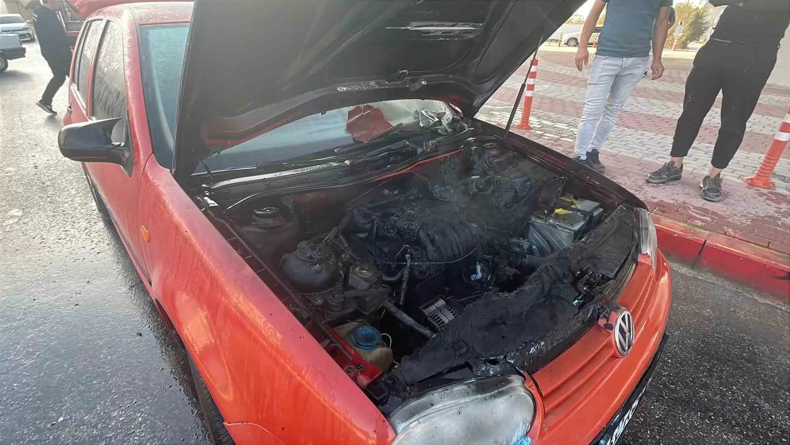 Karaman’da seyir halindeyken alev alan otomobile polis müdahale etti