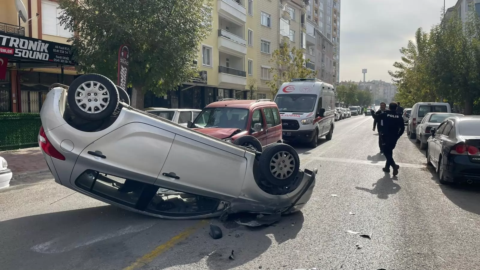 Karaman’da çarpışan otomobiller zincirleme kazaya yol açtı: 1 yaralı, 4 araç ve bir iş yeri zarar gördü