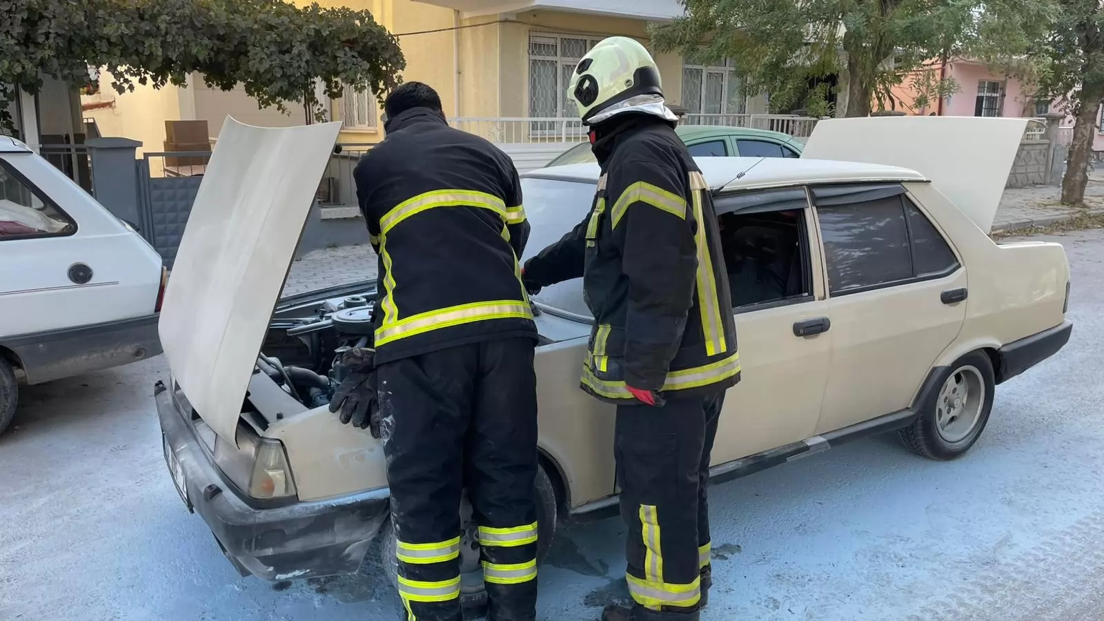 Karaman’da seyir halindeki otomobil alev aldı, vatandaşlar yangın tüpüyle müdahale etti