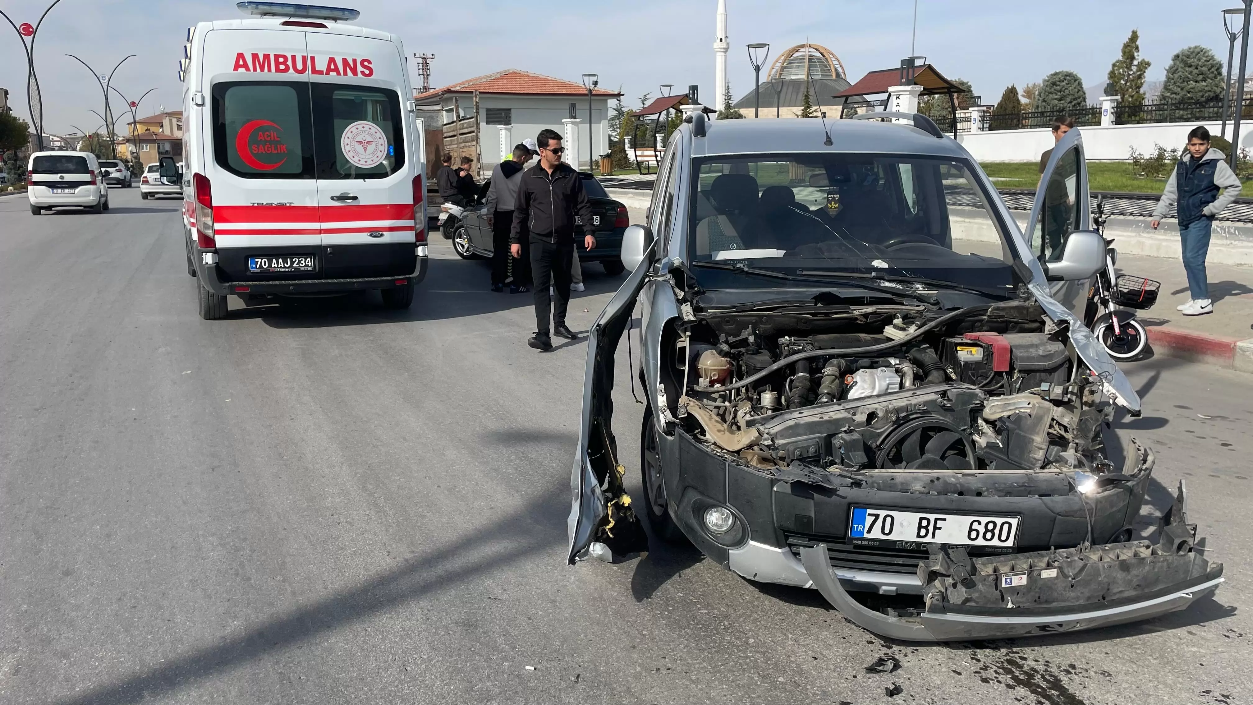 Karaman’da otomobil ve hafif ticari araç çarpıştı: Motosikletli saniyelerle kurtuldu